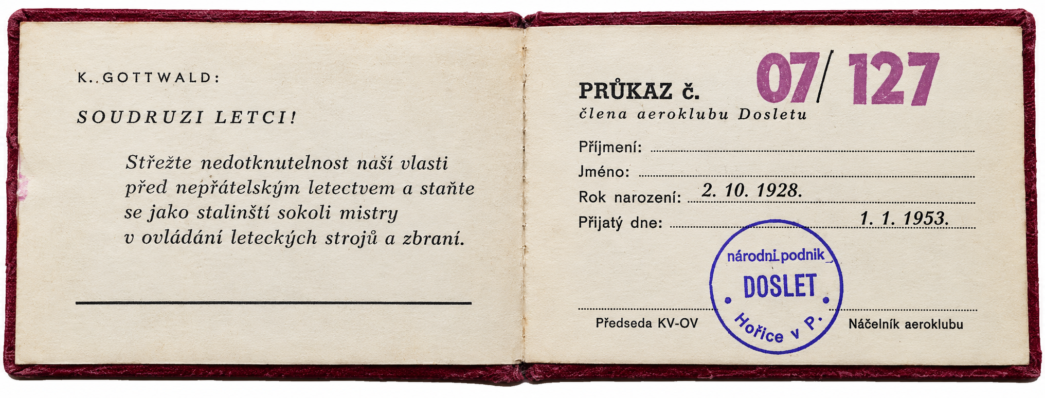 Otvorený preukaz člena aeroklubu Dosletu s výzvou K. Gottwalda Soudruzi letci!