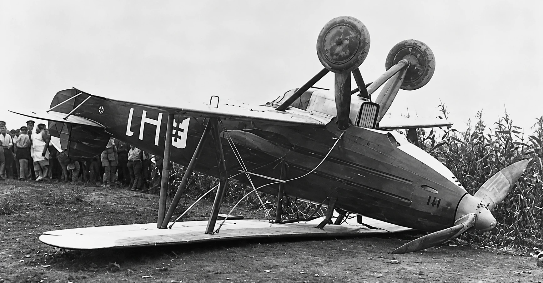 Havarovaná Avia B-534 prevrátená na chrbát