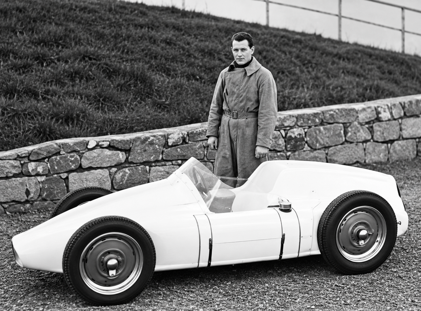 Július Kubinský pri pretekárskom automobile