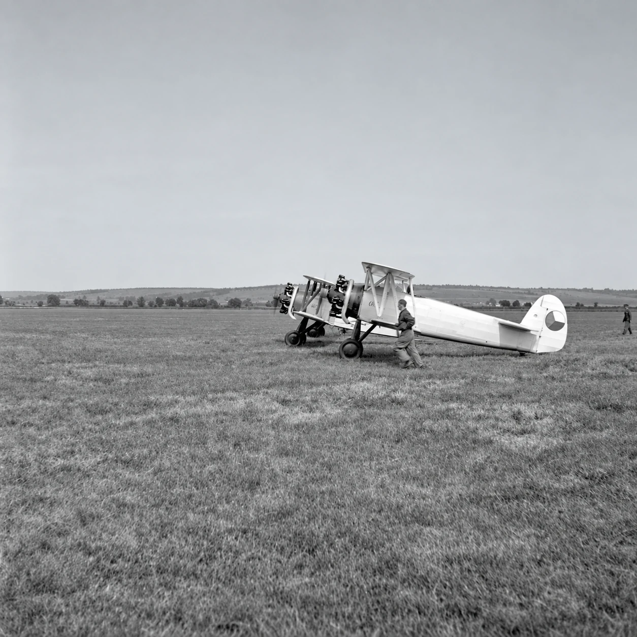 Avie B-122 stojace na dráhe počas leteckého dňa v Nitre