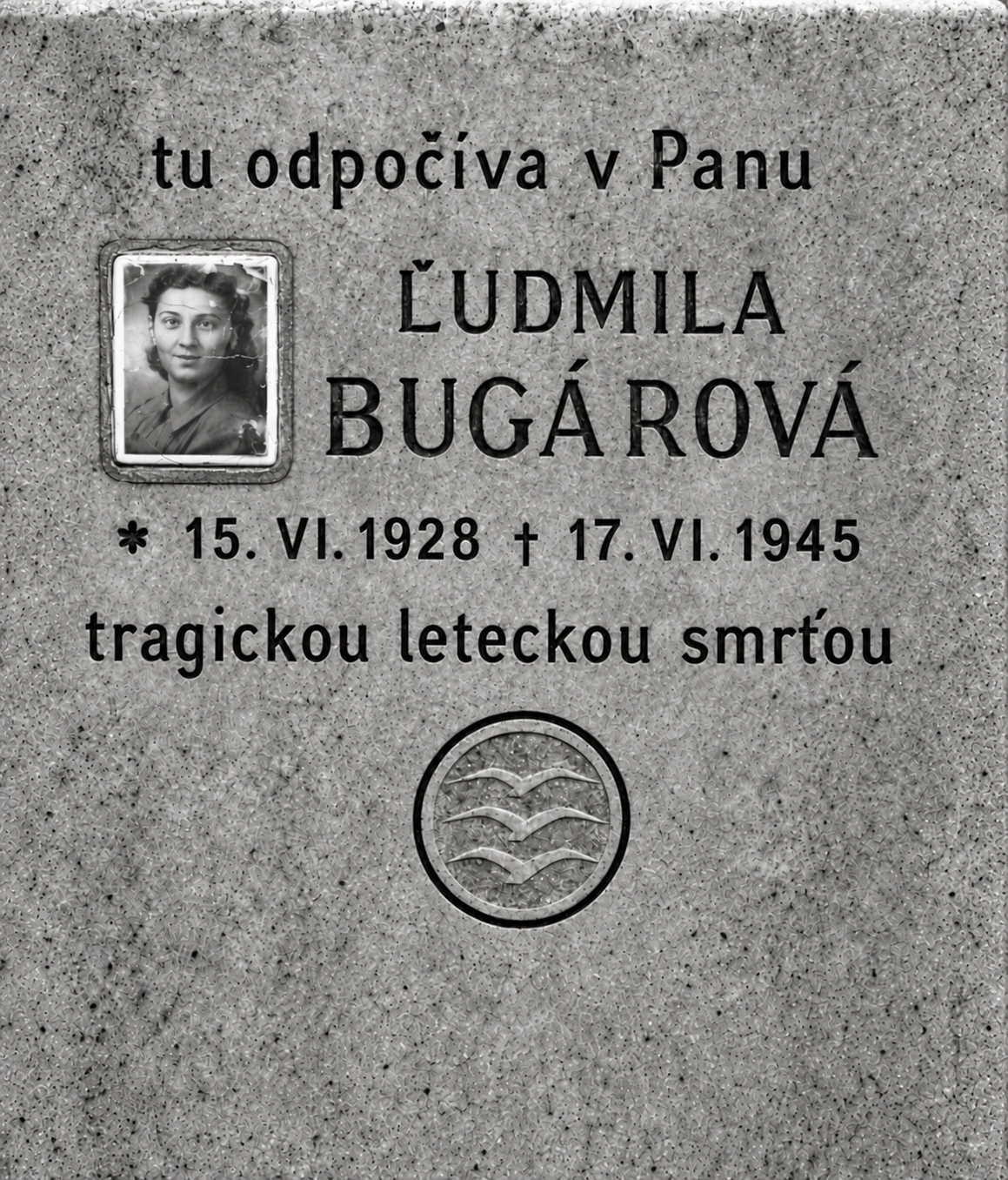 Pamätná doska Ľudmily Bugárovej, ktorá zahynula pri lietaní 17. júna 1945