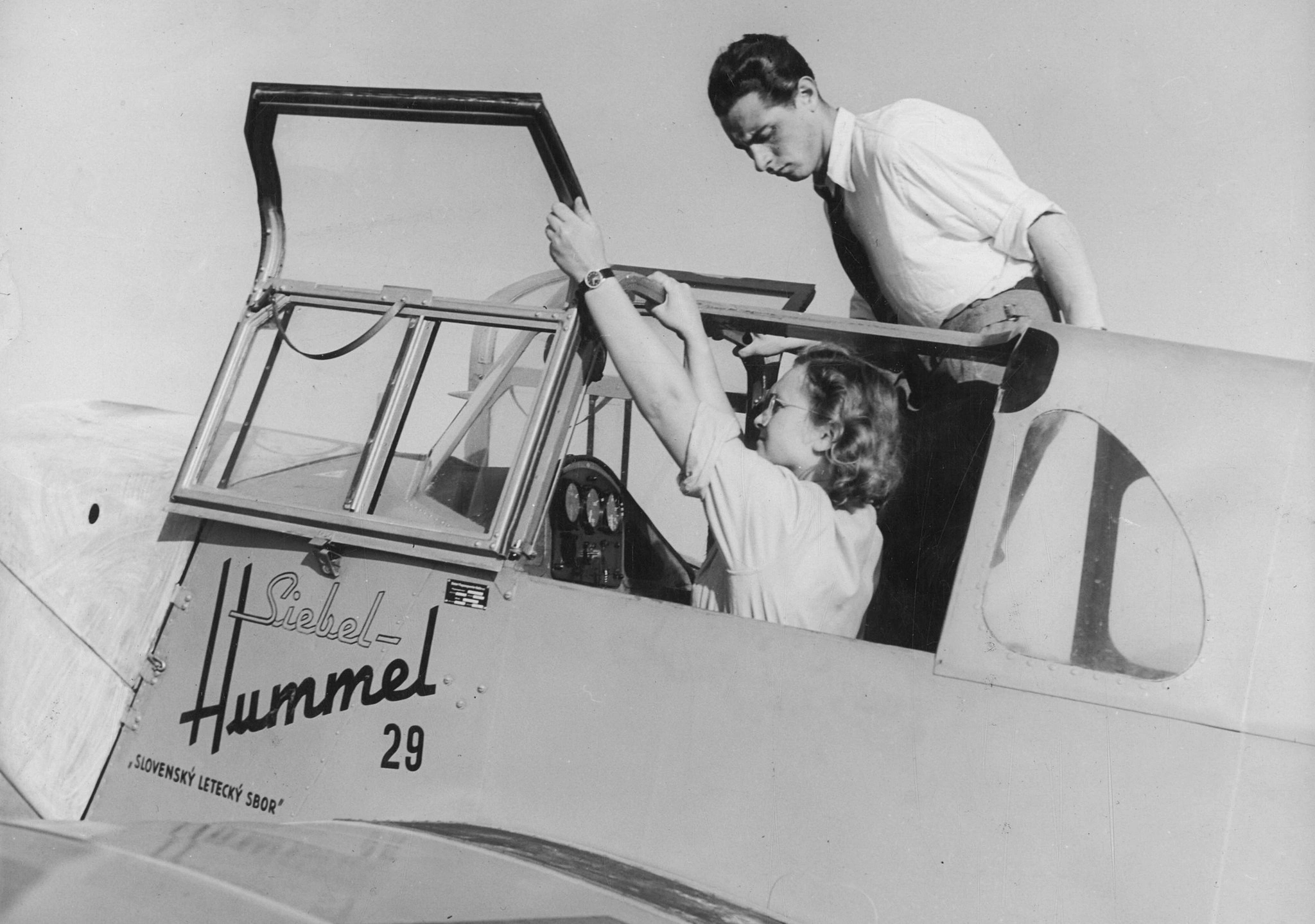 Marta v kabíne Siebela Si-202 Hummel
