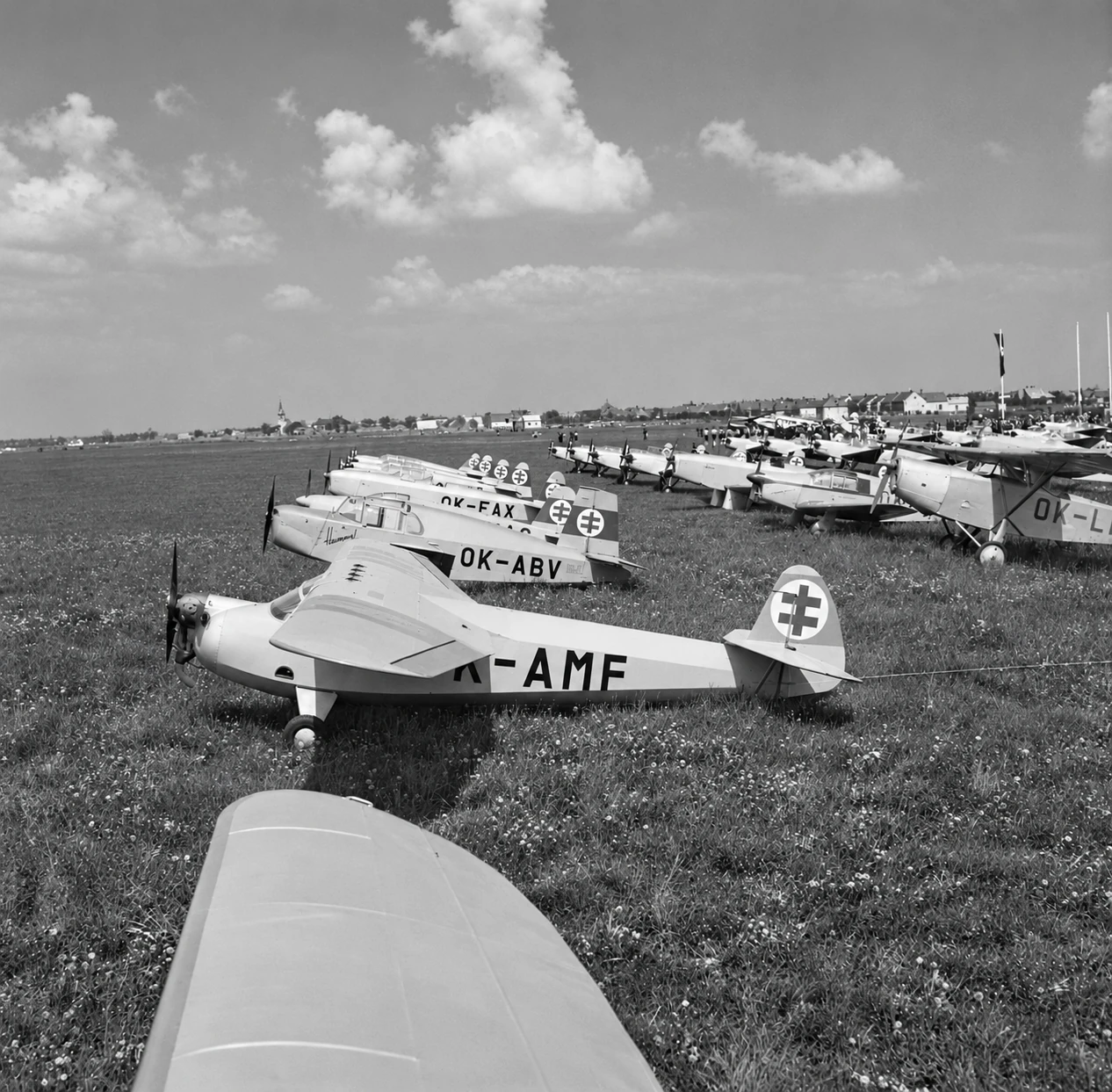 Lietadlá na ploche počas leteckého dňa SLeS 1943