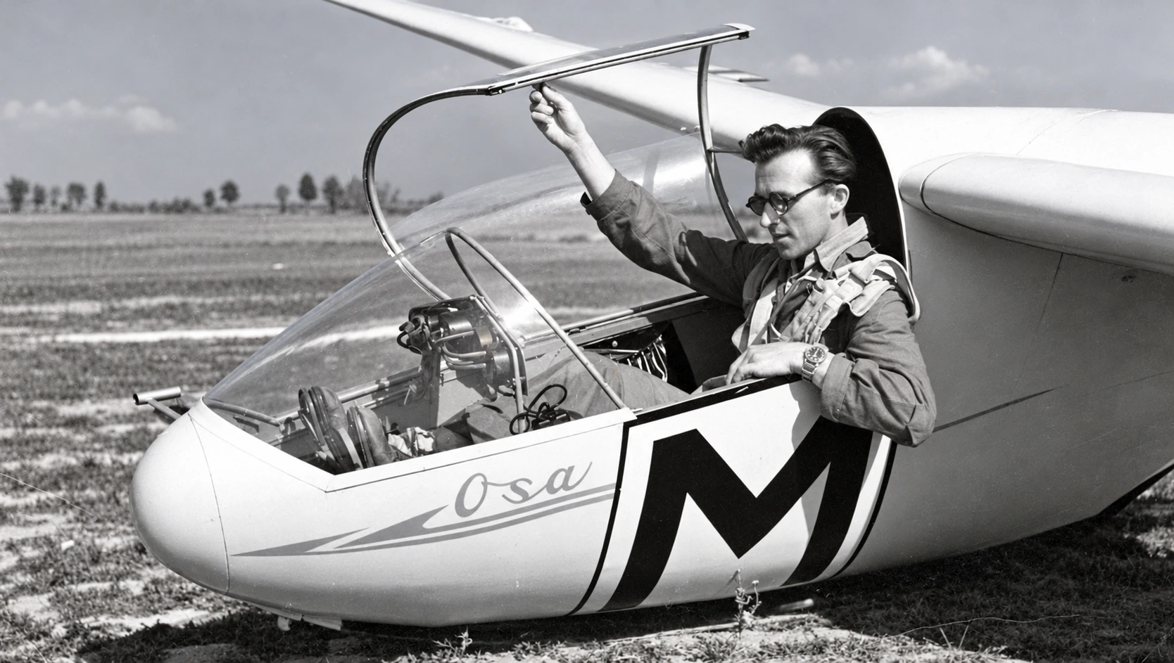 Pilot v kabíne vetroňa SP-II Osa s otvoreným prekrytom