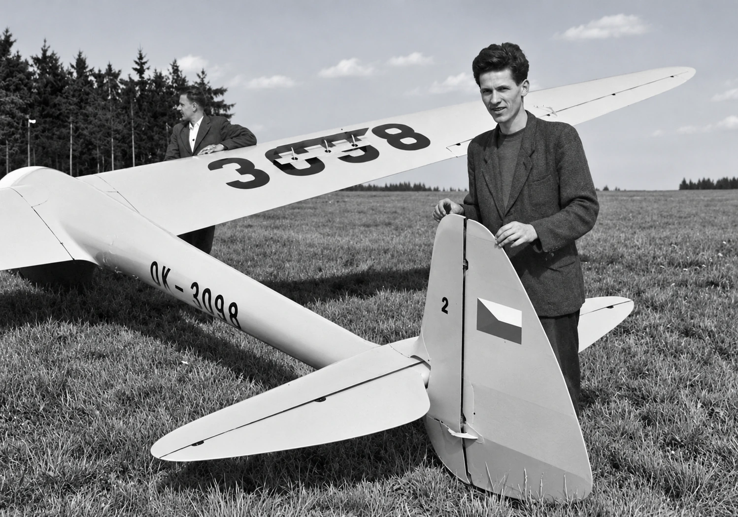 Vetroň SP-II Osa OK-3098 s dvoma mužmi pri krídle a chvostových plochách