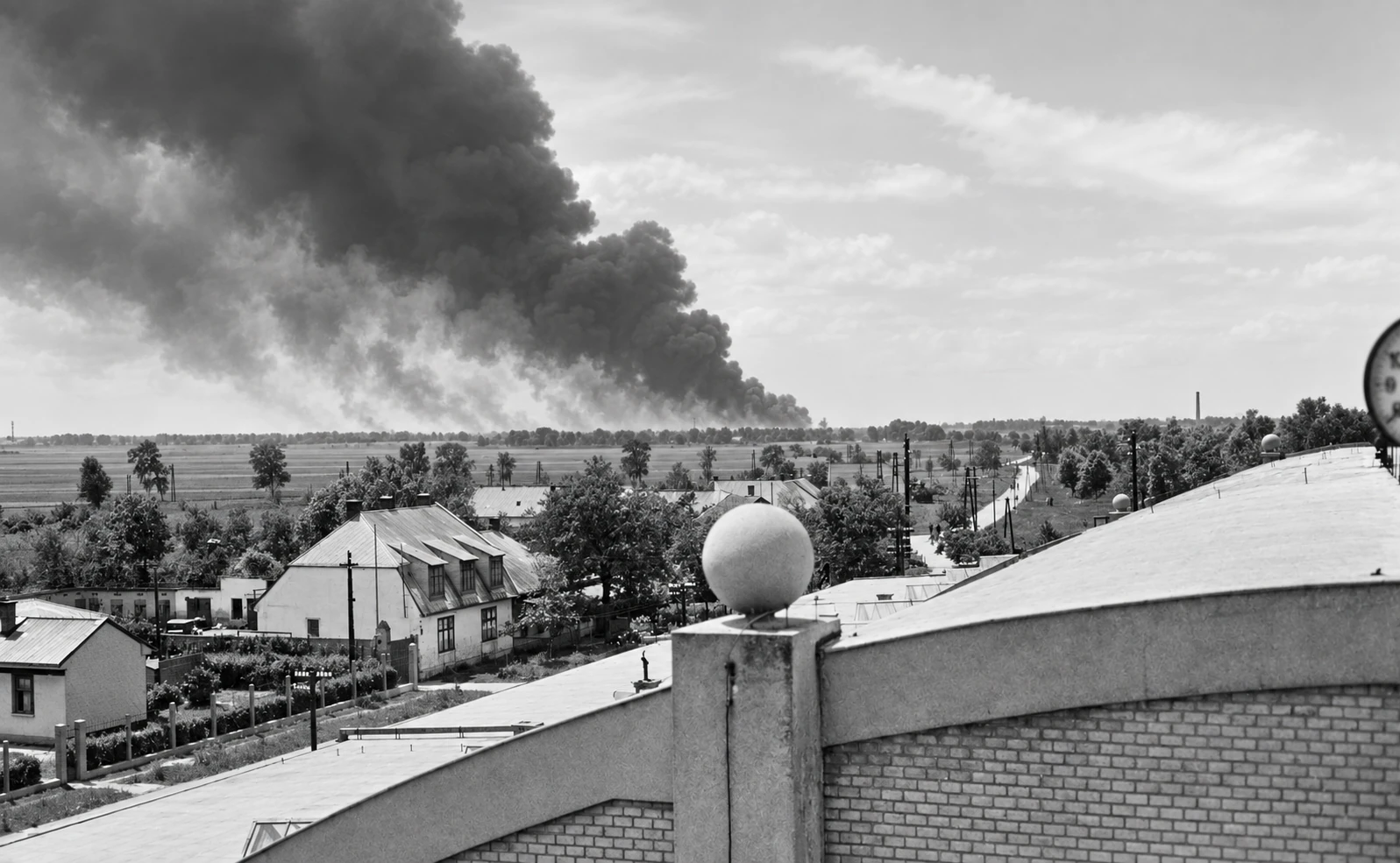 Pohľad z vojenského hangára na dym nad Bratislavou